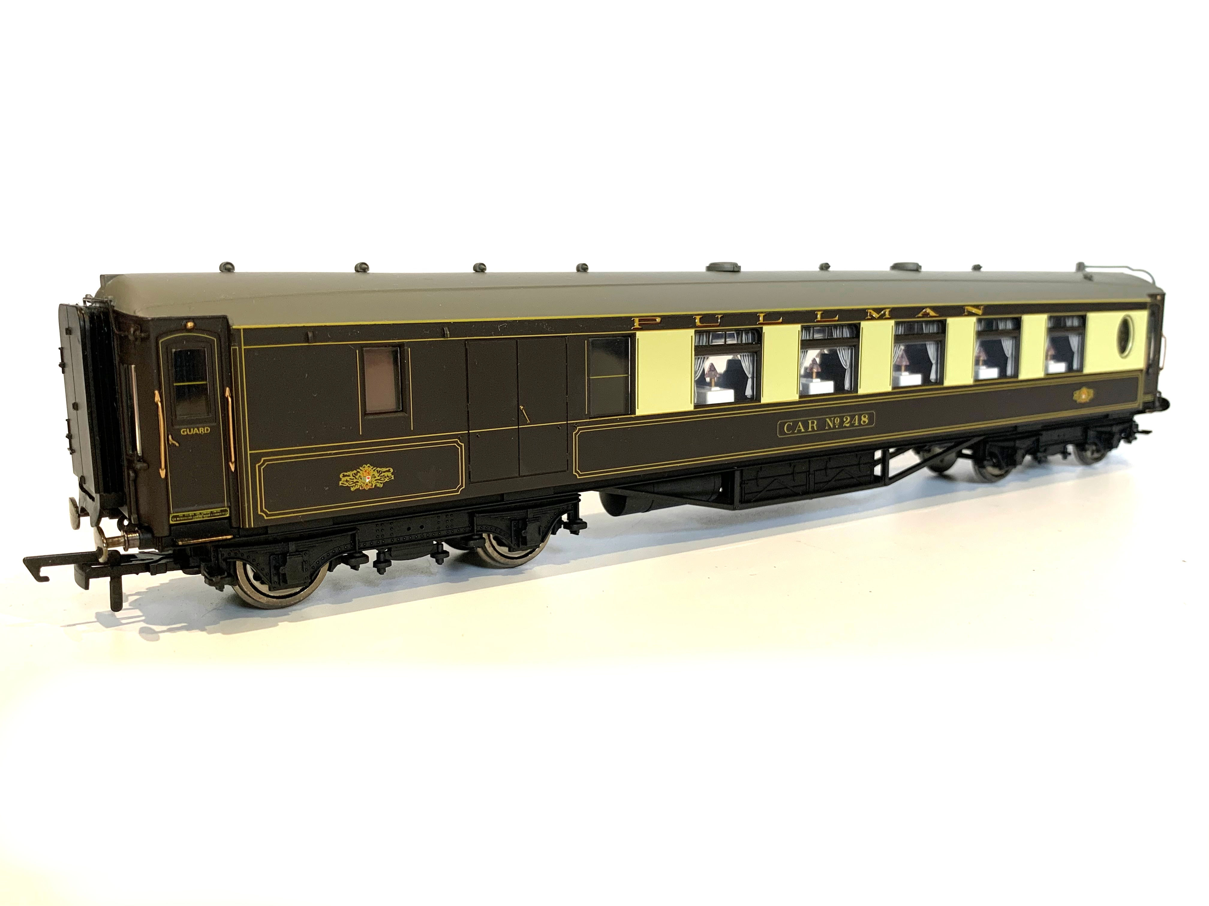 Hornby R4166 OO Gauge Pullman Car