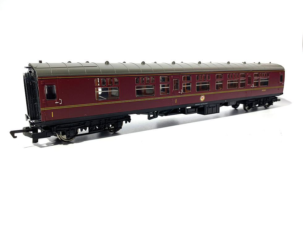 Hornby R4133B OO Gauge BR MK1 Coach in maroon livery