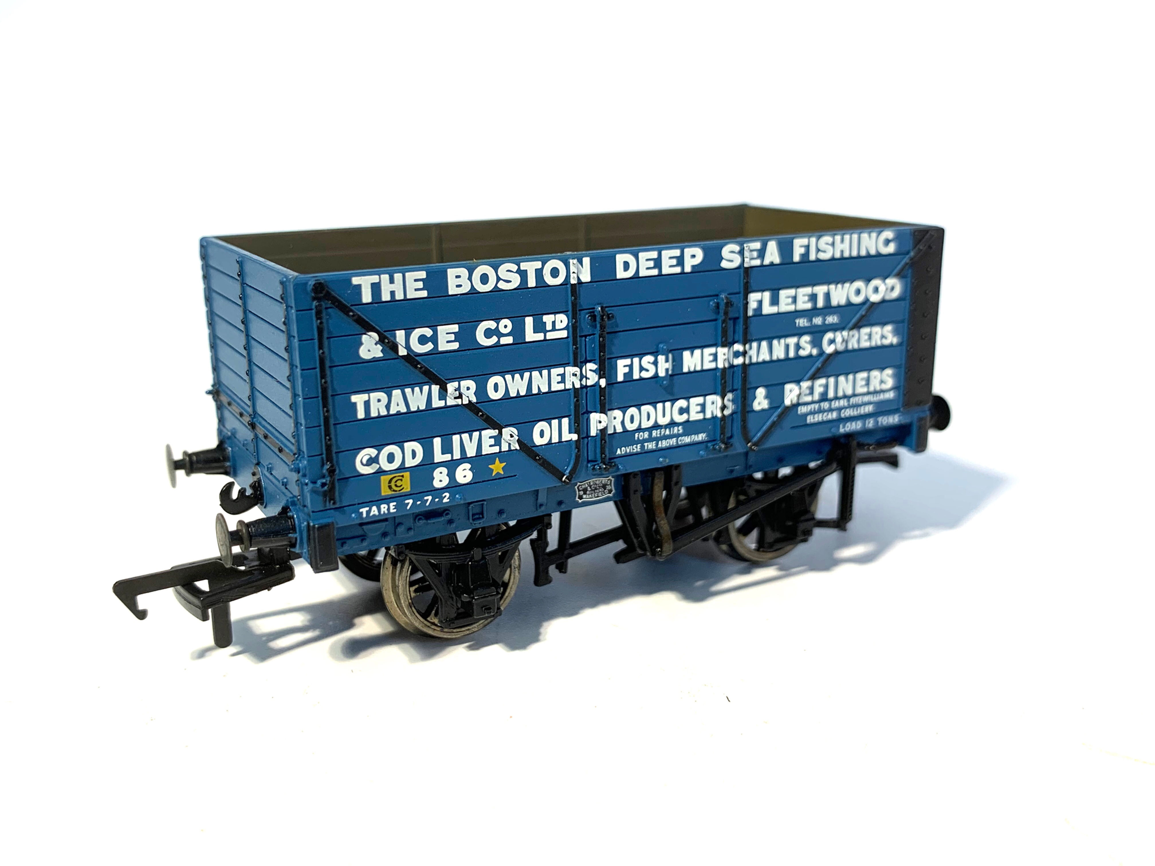 Bachmann 37-125 OO Gauge 8 Plank Wagon 'Boston Deep Sea Fishing & Ice'