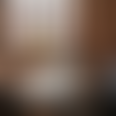 Spotkanie zespołu małej firmy poświęcone omawianiu strategii marketingowych.