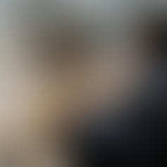 Przedsiębiorca pracuje nad stroną internetową swojej firmy w biurze.