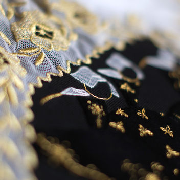 Tableau La Noce en broderie or et broderie sur tulle, Céline Le Belz Brodeline Meilleur Ouvrier de France Brodeuse Bretagne Morbihan Brodeuse bretonne Brodeur breton Broderie d'Art  Broderie traditionnelle Broderie contemporaine Broderie main