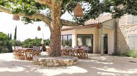 Terrasse conviviale pour repas en extérieur en Drôme Provençale