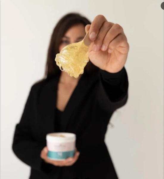 Гладенькі стрункі жіночі ніжки після депіляції