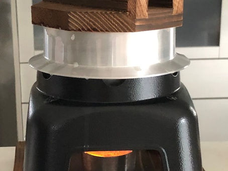 鍋でご飯を炊いてます