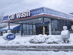 Male with Face Tattoos Blocks Entrance to Delta Sonic in Niagara Falls, Starts Waiving Knife Around