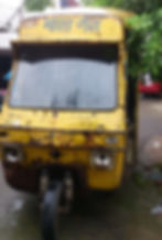 The yellow van that crashed into my car was used for transporting gas cylinders.