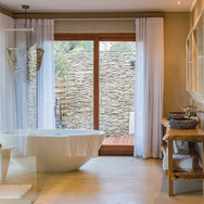 Dulini-River-private-suite-bathroom-Dulini-Private-Game-Reserve