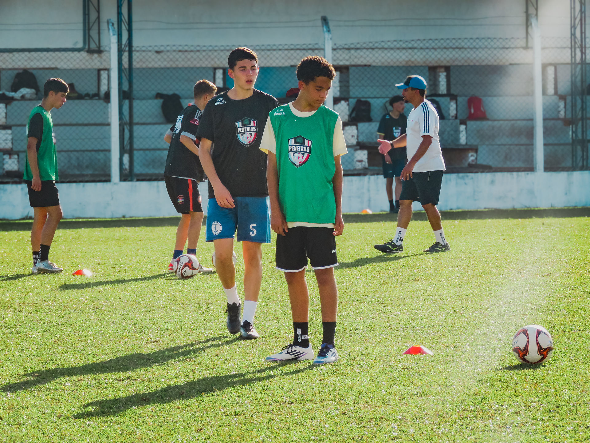 Aguardando a bola chegar no TMJ Peneiras Canela