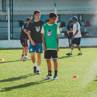 Aguardando a bola chegar no TMJ Peneiras Canela