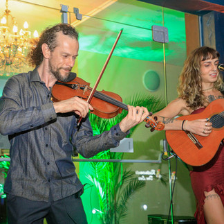Dupla JZ Banjo se apresentando em frente ao Esporte Clube Serrano no Jantar Baile da ACIC em Canela