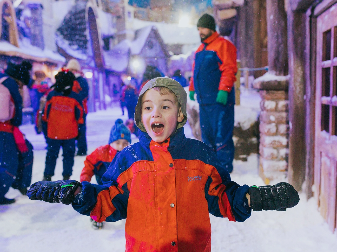 Menino feliz em uma das atrações do Snowland