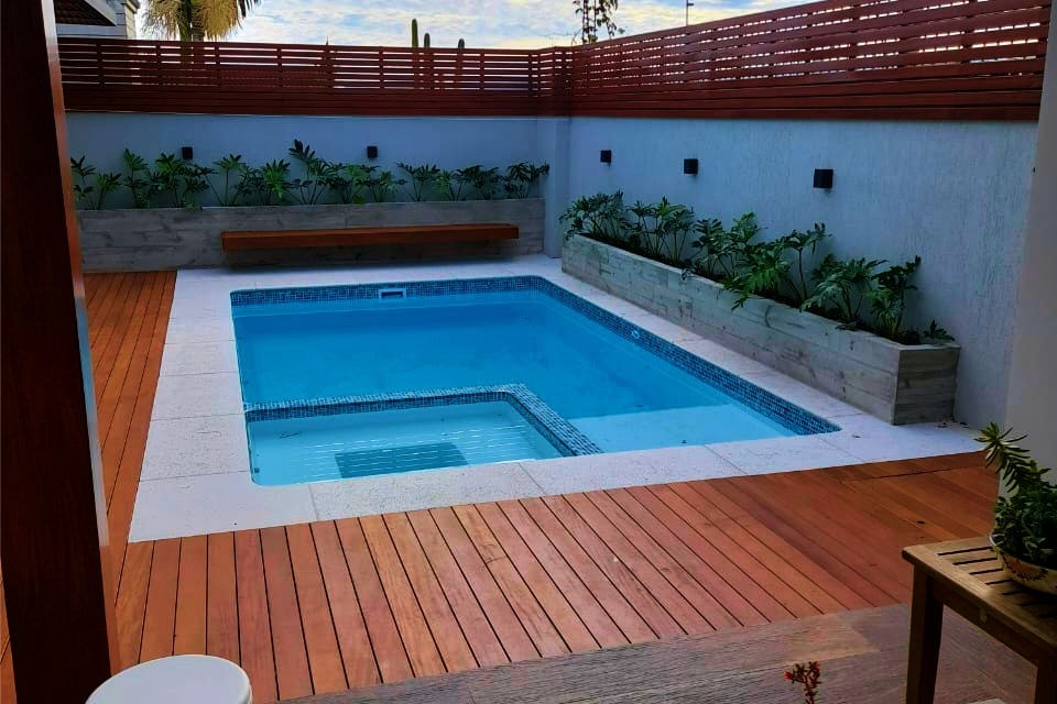Piscinas pequenas com deck: elegância compacta para seu espaço
