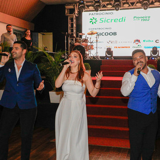 Cantores em apresentação no Jantar Baile da ACIC em Canela