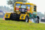 Caminhão da equipe Dreams Racing Truck de trás mostrando os patrocinadores