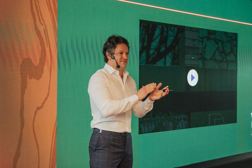 Giovani Ghisleni fazendo uma apresentação