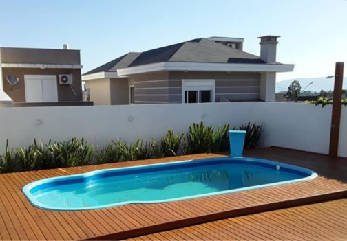 Design de piscinas pequenas com deck para espaços compactos