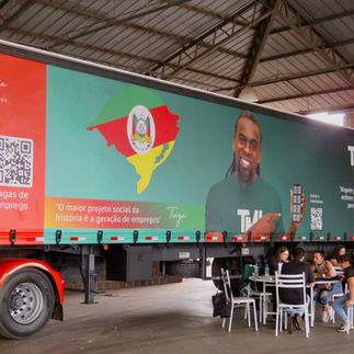 Caminhão da Unidão Transportes com a propaganda do TMJ Empregos