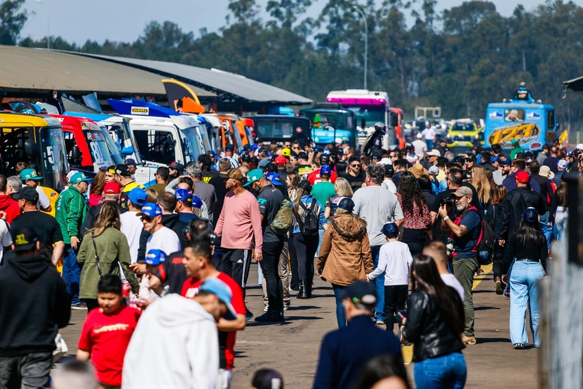 Público apaixonado por corrida de caminhões