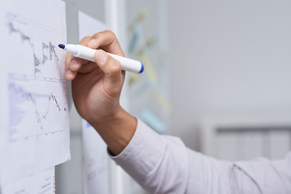 Pessoa analisando dados em uma folha na parede