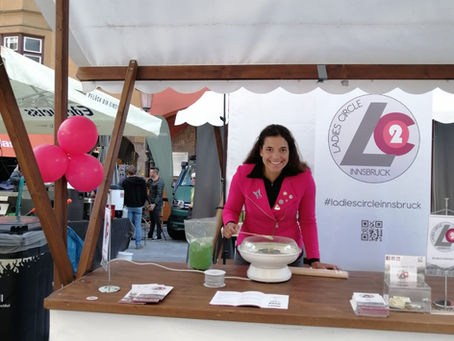 Präsidentin Simone Arlt beim Drehen von Zuckerwatte