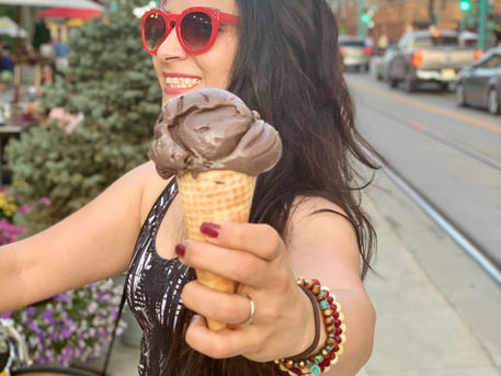  بستنی؟‌  مگه رژیم نیستی؟