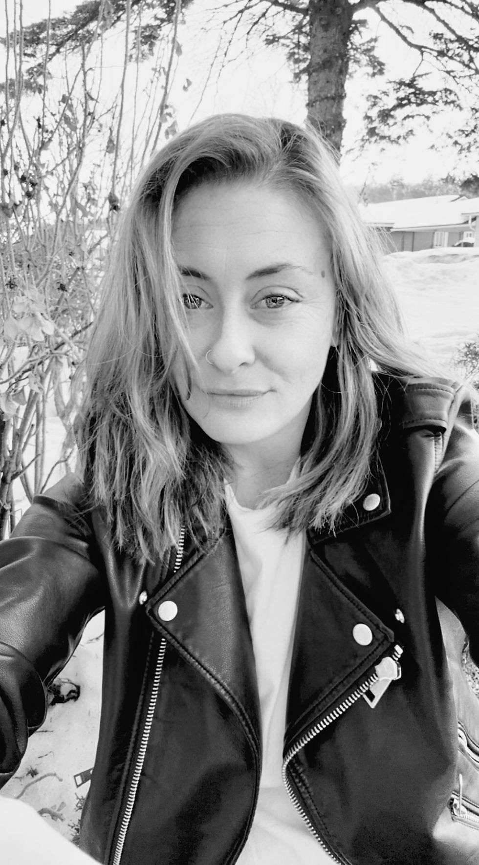 Manteau de cuir et attitude