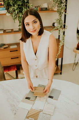 Retrato profissional feminino em ambiente de trabalho em Bauru