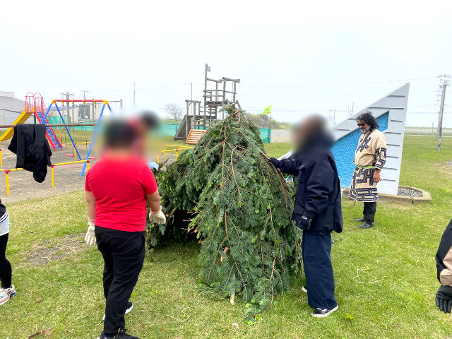 小学校でのクチャ(仮小屋)づくり