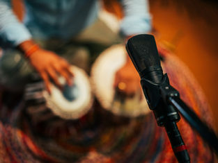 microphone techniques and live recording practice during sound engineering sessions