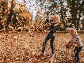 podzimní focení, děti v padajícím listí