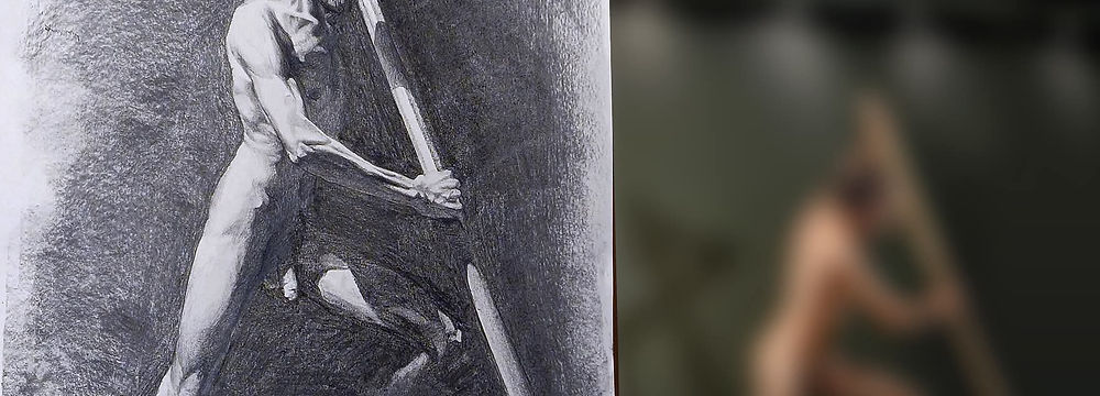 Tegning i kull av stående mannlig modell i kunstnerisk positur, utført under en aktkveld i regi av Felles Atelier Nord. Arrangementet gir deltakere mulighet til å øve på figurtegning i realistisk stil med profesjonell veiledning og levende modell.