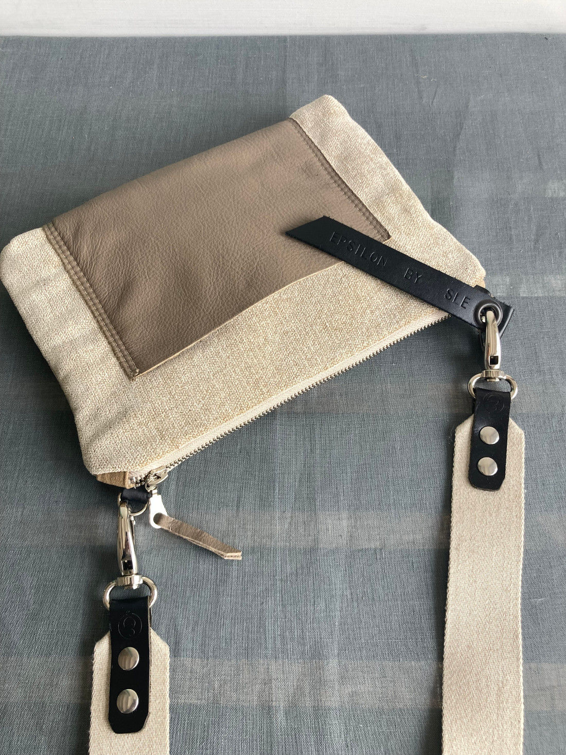 Modèle Epsilon small dans les tons beige