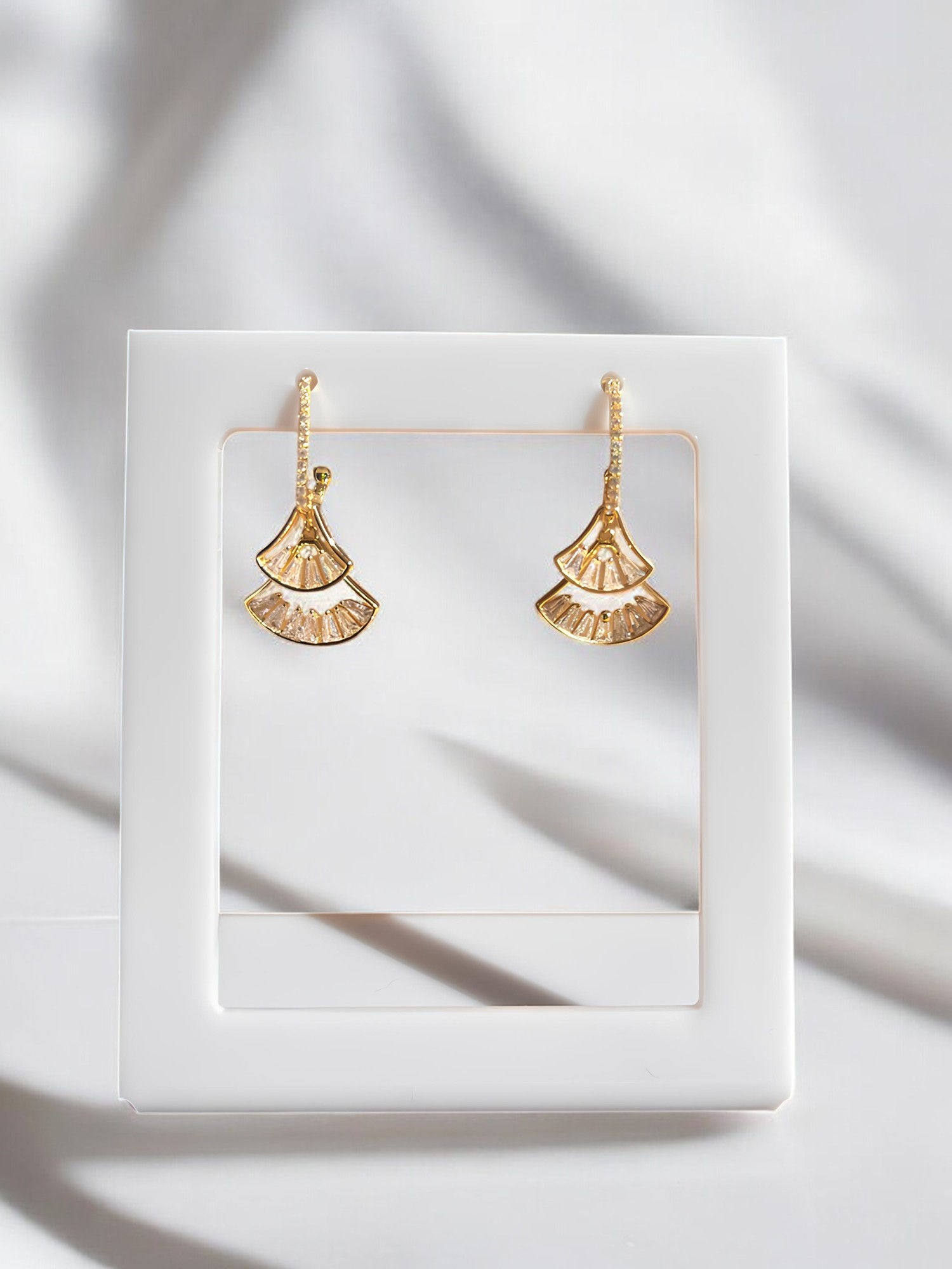 925 Ayar Zirkon Taşlı Japon Gülü Yaprağı Gold Tasarım Küpe Templum