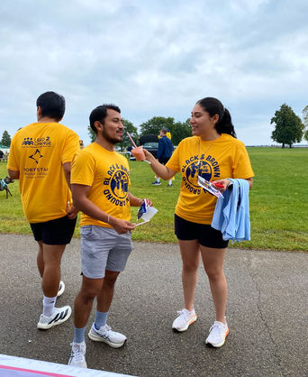 5K runners enjoying smoothies together