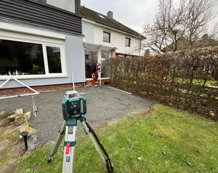 Entfernte alte Pflasterterrasse vor dem fachgerechten Neuaufbau