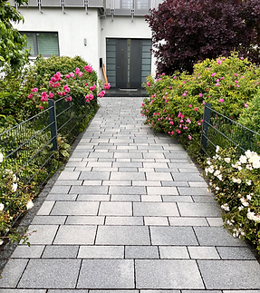 Reinigung von Wegen und Eingängen in einer Wohnanlage in Braunschweig