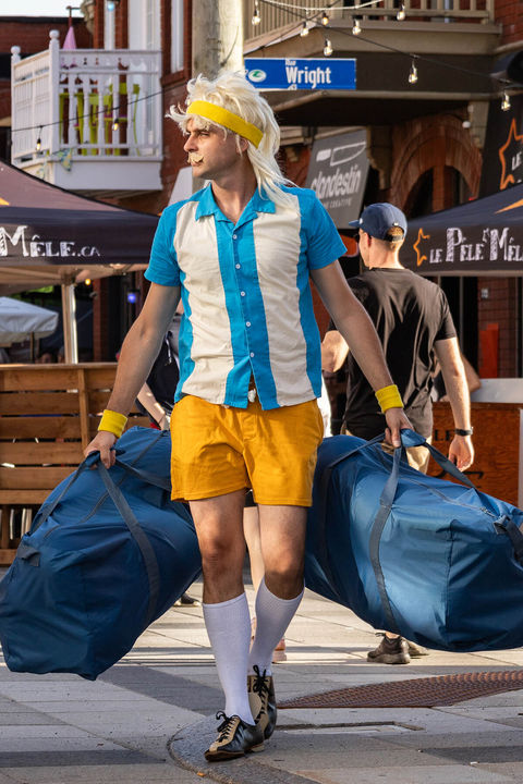 Animation de rue - clown qui font du bowling