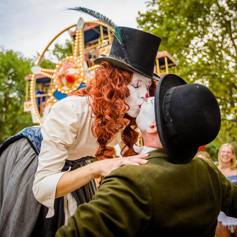 Animation ambulante - Deux clowns fantaisistes et amoureux essaient de se retrouver