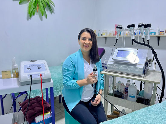 La licenciada en estética integral Karen Vásquez Mansilla con un equipo de tratamiento para lipo sin cirugía, lista para realizar evaluaciones corporales y faciales.