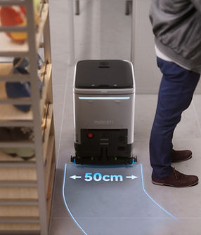Pudu ET1 nettoyant la surface de vente d'une pharmacie