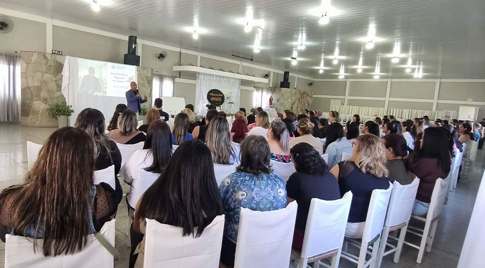 Atuando na formação e no fortalecimento de profissionais e instituições que garantem direitos de crianças e adolescentes.