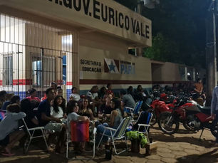Adolescentes dormem na porta da Escola Eurico Valle para tentar conseguir vaga no período da manhã