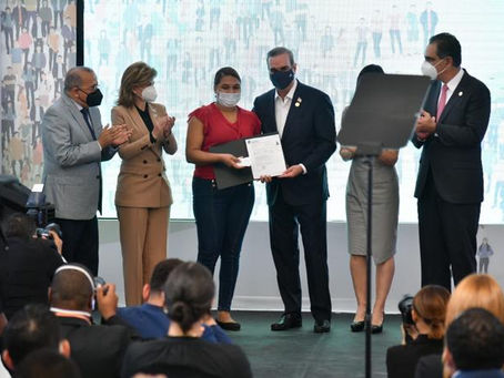 Abinader completa la entrega de dos millones de afiliados a Senasa