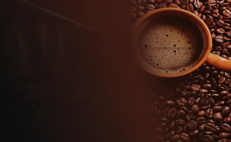 Duft von frisch gebrühtem Kaffee mit Milch und Zucker – angenehm und köstlich
