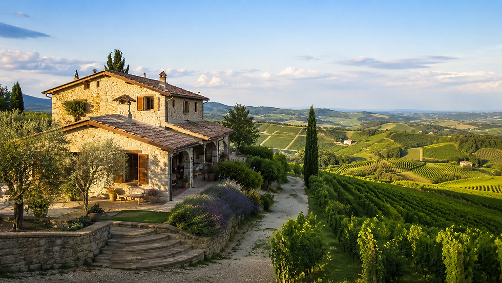 Vista panoramica di un rustico ristrutturato nelle Langhe con colline sullo sfondo