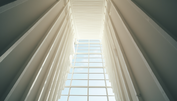 Vista dall’alto di un interno con luce naturale che evidenzia le linee architettoniche del soffitto