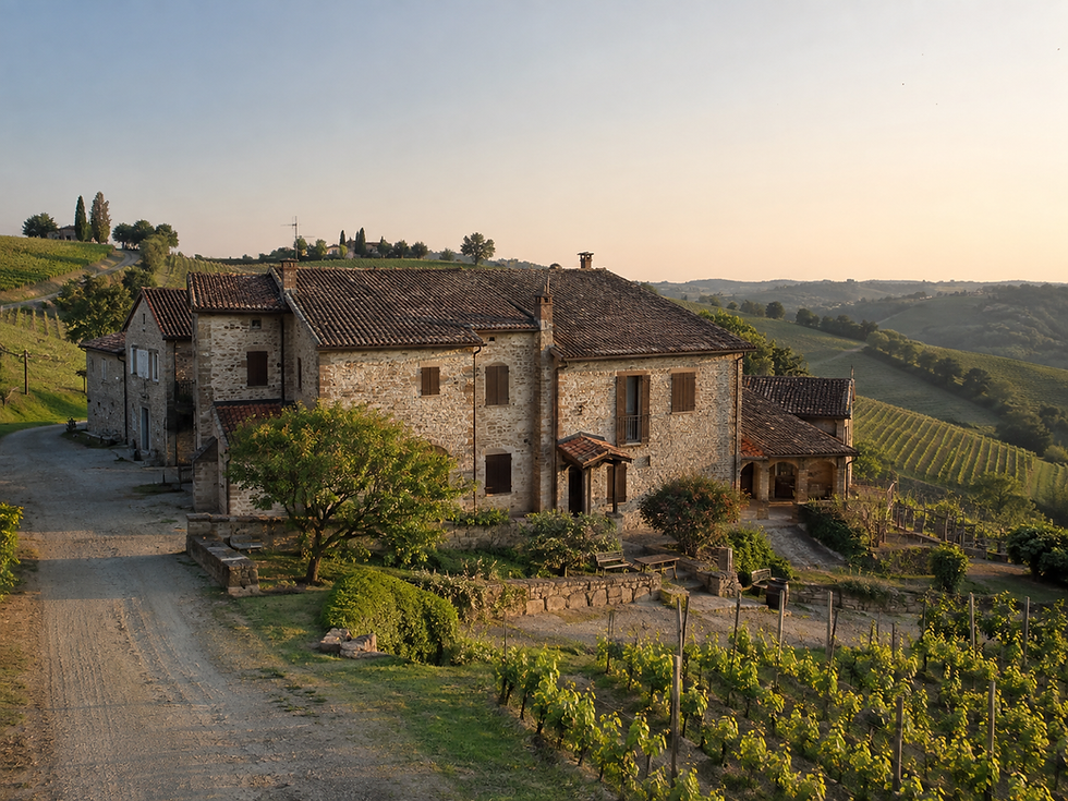Vista panoramica di un rustico in pietra sulle colline del Monferrato