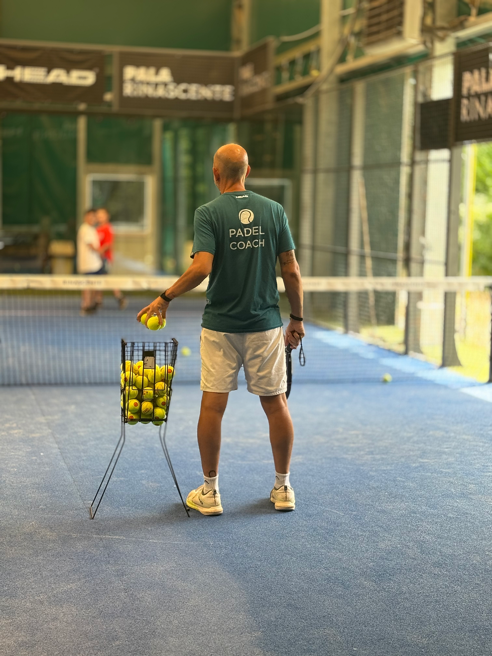 Vista laterale di un campo da padel con giocatori in azione a Ronchiverdi