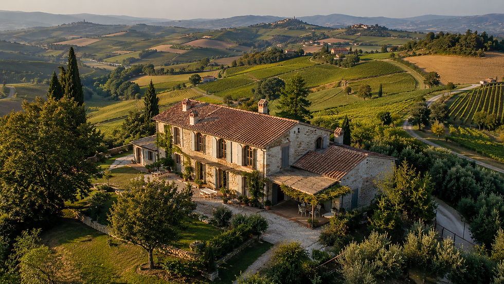 Vista aerea di un rustico ristrutturato tra le colline piemontesi